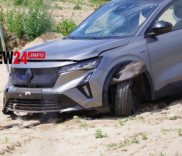 Z REGIONU. Auto przeleciało nad rondem. Zaskakujące wyjaśnienia kierowcy-16737
