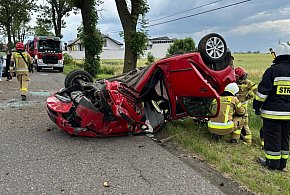 Auto uderzyło w drzewo i dachowało. Ranne osoby zabrano do szpitala -16751