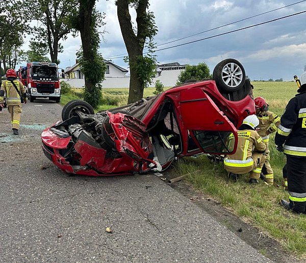 Auto uderzyło w drzewo i dachowało. Ranne osoby zabrano do szpitala -16751