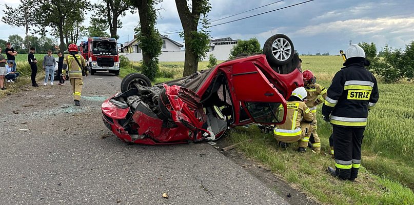 Auto uderzyło w drzewo i dachowało. Ranne osoby zabrano do szpitala  - 16751