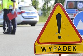 71-latek uderzył busem w drzewo. Zmarł w szpitalu-17169