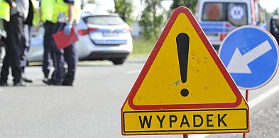 71-latek uderzył busem w drzewo. Zmarł w szpitalu-17169