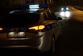 Samochód dachował i wbił się w hydrant. Kierowca zniknął-17184