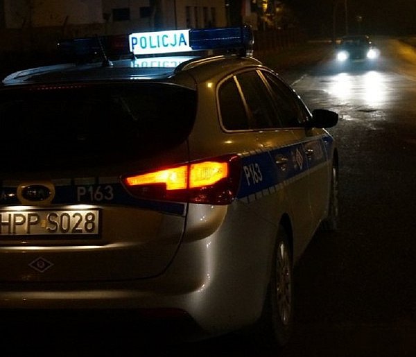 Samochód dachował i wbił się w hydrant. Kierowca zniknął-17184