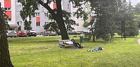Libacje w parku przy dworcu. Nieraz leży taki pijak pół
