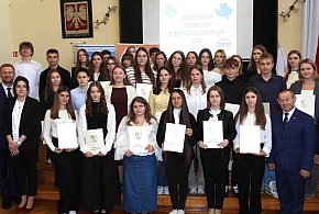Stypendia starosty przyznane. Ponad 600 złotych dla każdego-17654