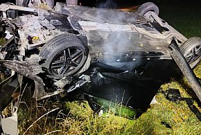 Auto wypadło z drogi i po chwili stanęło w płomieniach-17844