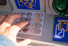 Z kont znikały pieniądze. Policja i bank badają ogólnopolski incydent-17898