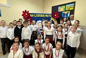 Na ludową nutę w szkole na Błoniu (ZDJĘCIA)-17930