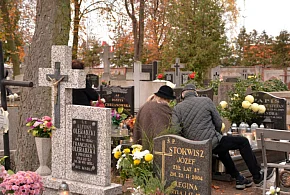 Savoir-vivre na 1 listopada. Jak się zachować podczas wizyty na cmentarzu?-17959