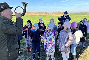 Wspólnie z dziećmi wypuścili kuropatwy na pola-18041