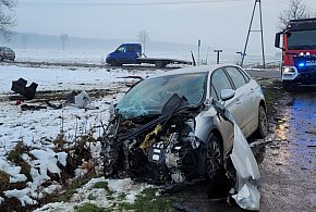 Seat w polu, Citroen na poboczu. Ucierpiała kapliczka-18279