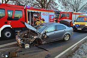 Poranny wypadek w Smoszewie. Kierowca nie był w stanie wyjść z auta-18438