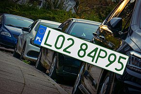 Tablice z zielonymi napisami na kolejnych autach. Nie chodzi o "elektryki"-18496