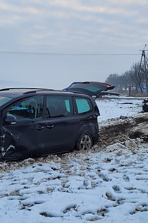 Wypadek w Nowej Wsi. Samochód rozwalił kapliczkę-1426