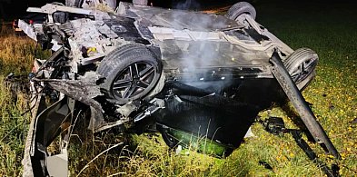 Auto wypadło z drogi i po chwili stanęło w płomieniach-17844