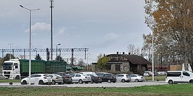 Nowy parking przy PKP tonie w ciemnościach. Czy znajdziesz swoje auto?-17915