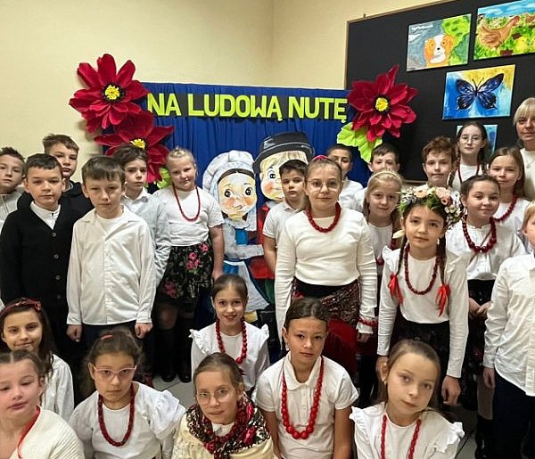 Na ludową nutę w szkole na Błoniu (ZDJĘCIA)-17930