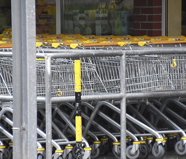 Czy 1 listopada zrobisz zakupy? Ten weekend zaskoczy wielu klientów-17957