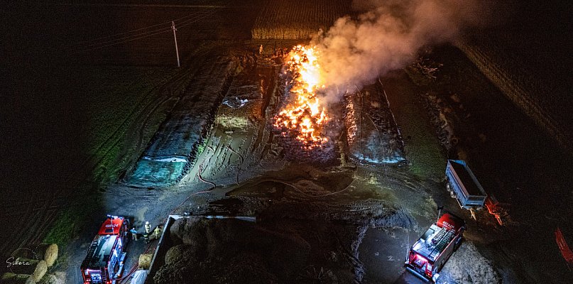 Ogromny pożar w Józefowie koło Koźmina. Trwa zbiórka balotów dla rolnika - 17520