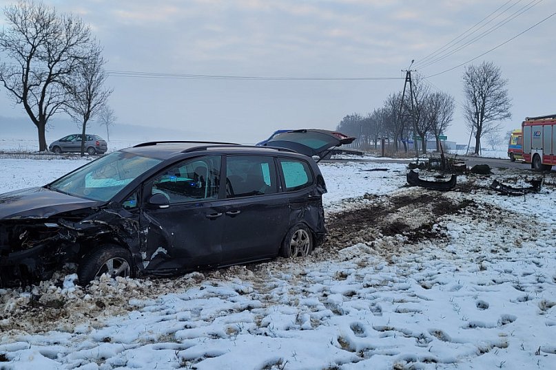 Wypadek w Nowej Wsi. Samochód rozwalił kapliczkę