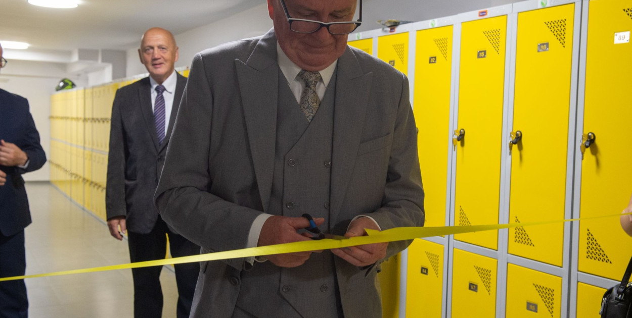 Dyrektor Roman Olejnik przecina wstęgę - fot. ZSP2 Krotoszyn/Facebook