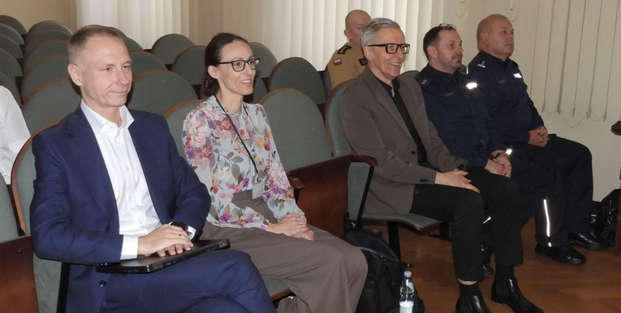 Damian Marciniak (z lewej) na Sesji Rady Powiatu - fot. POWIAT KROTOSZYŃSKI/FB.com