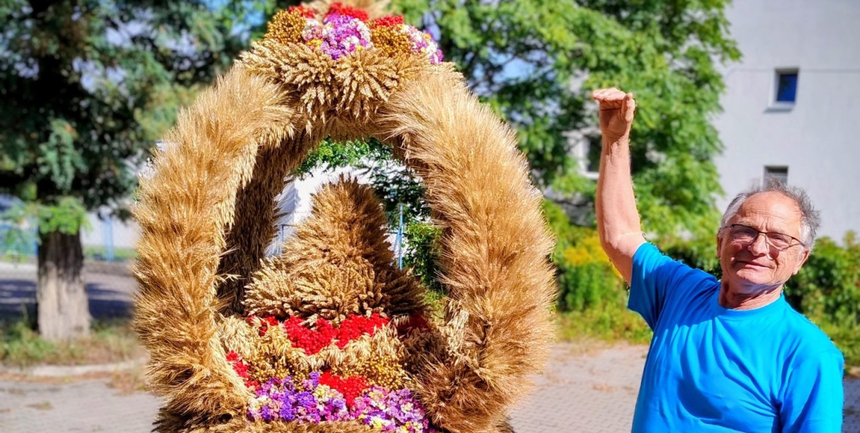 Piotr Barańczak z Trzemeszna ze swoim wieńcem