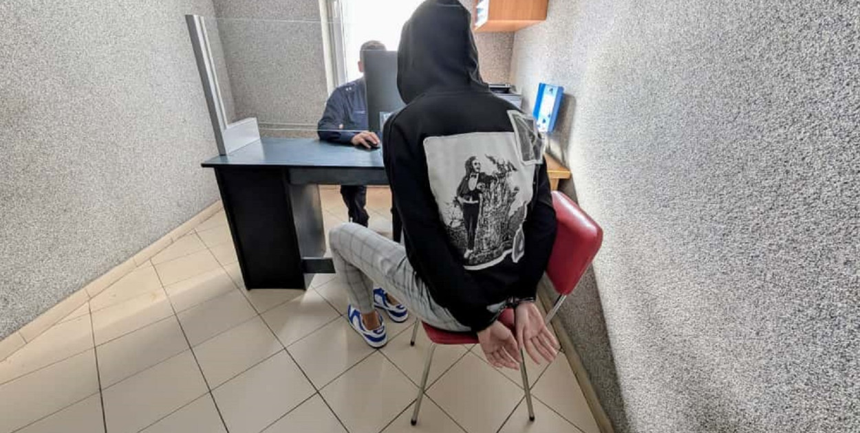 Mężczyzna po zatrzymaniu został przesłuchany i osadzony w areszcie