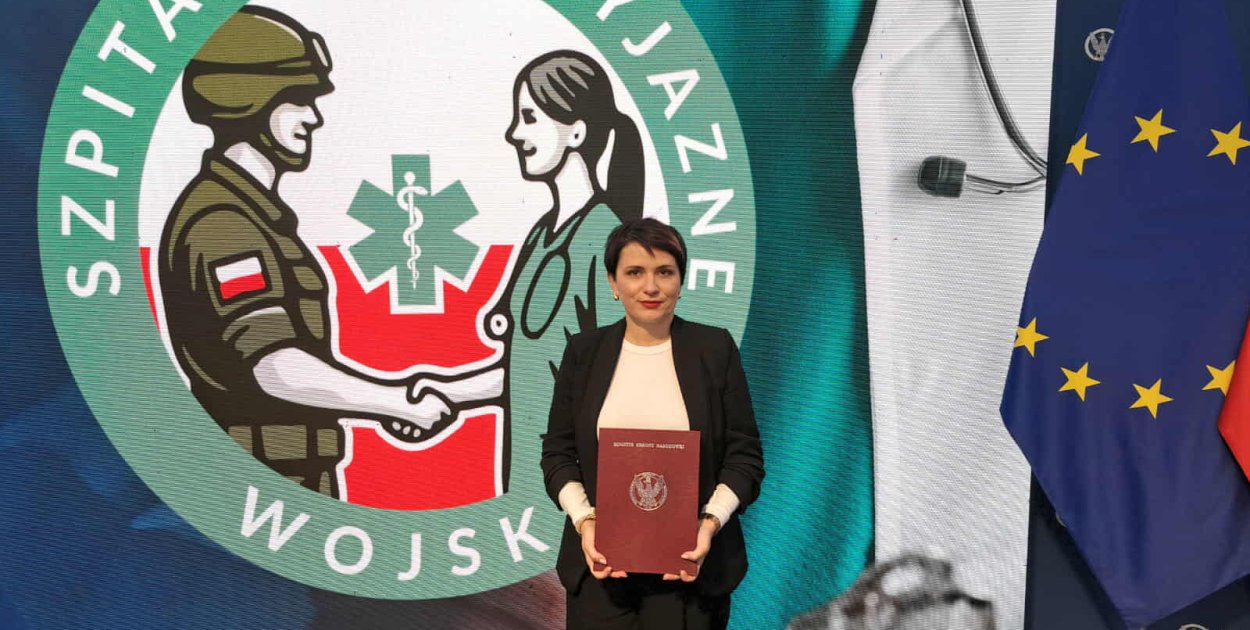Natalia Mandrysz, p.o. dyrektora szpitala z certyfikatem potwierdzającym udział naszej placówki w programie