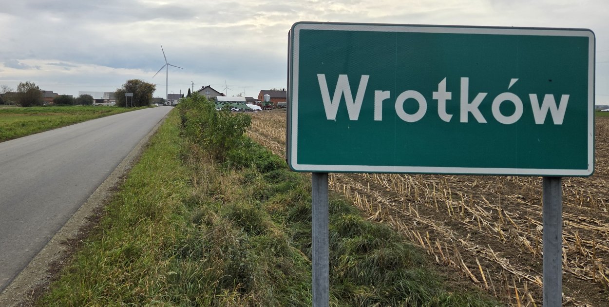 Wiatraki we Wrotkowie wpisały się w krajobraz wsi