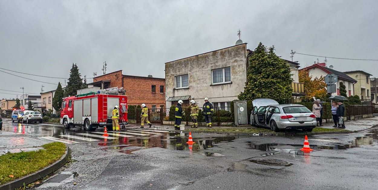 Po zderzeniu pojazdów Audi zatrzymało się przy ogrodzeniu posesji - foto OSP KROTOSZYN
