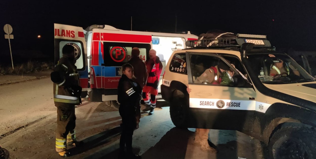 73-letni pan Marian już bezpieczny w aucie ratowników. Przed chwilą wyprowadzili go zdezorientowanego zza zabudowań w okolicy Lutogniewa