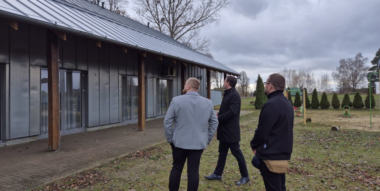 Burmistrz Miłosz Zwierzyk, sołtys Szymon Matyba i przedsiębiorca Sebastian Skitek podczas odbioru końcowego