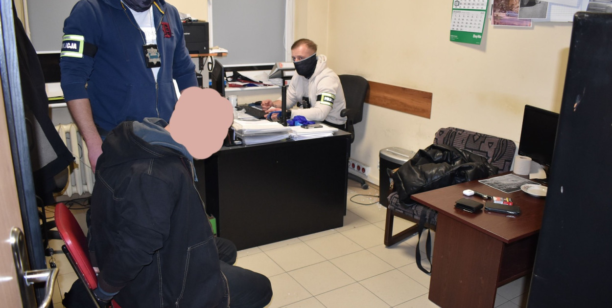 Jeden ze sprawców podczas przesłuchania na komendzie - foto KPP Krotoszyn