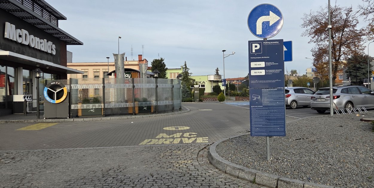 Na parkingi obowiązuje zasada darmowego postoju auta przez 90 minut