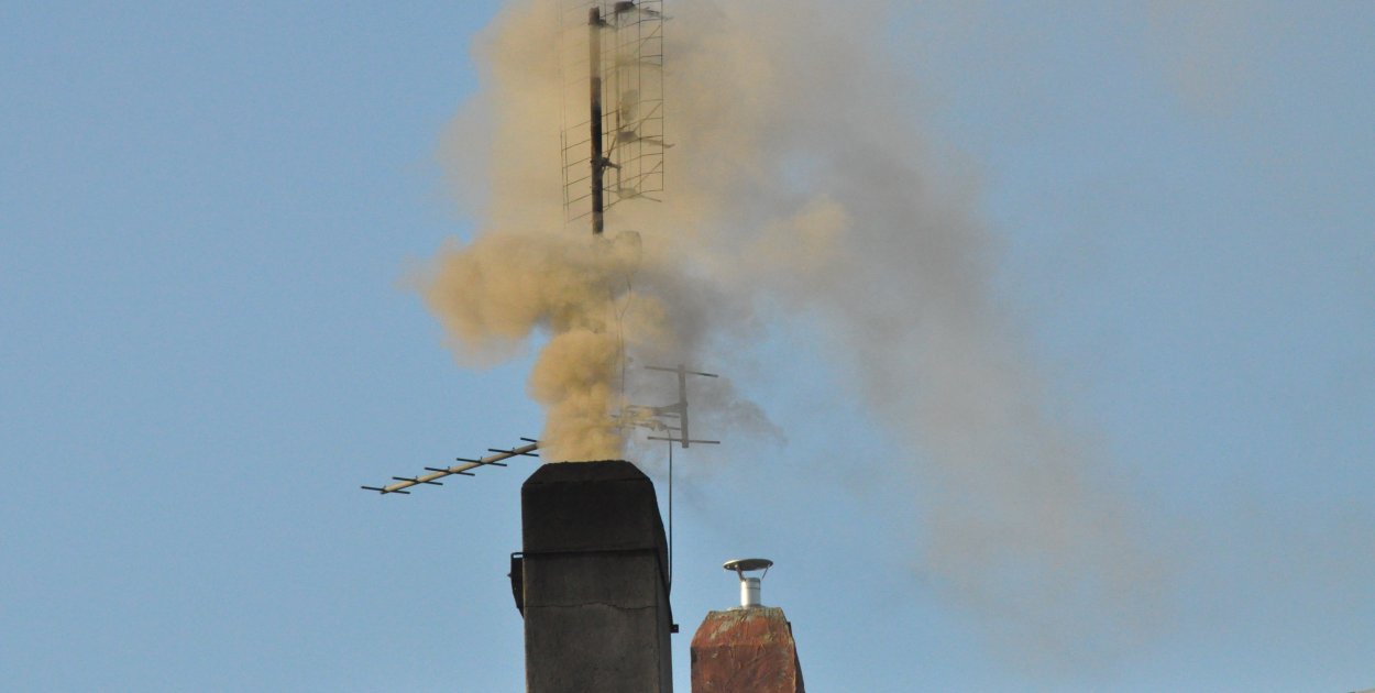 Dymiący komin. Taki widok w centrum Krotoszyna to niestety codzienność o tej porze roku