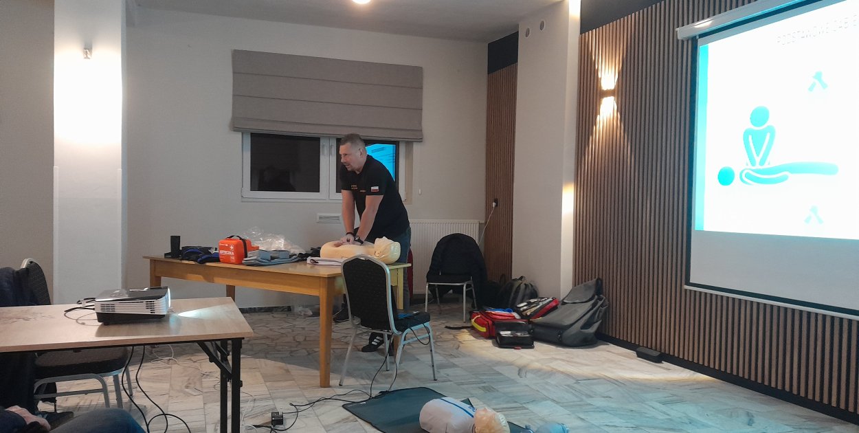 Szkolenie w Biadkach (1 grudnia). Ratownik Jakub Nelle z humorem edukuje mieszkańców