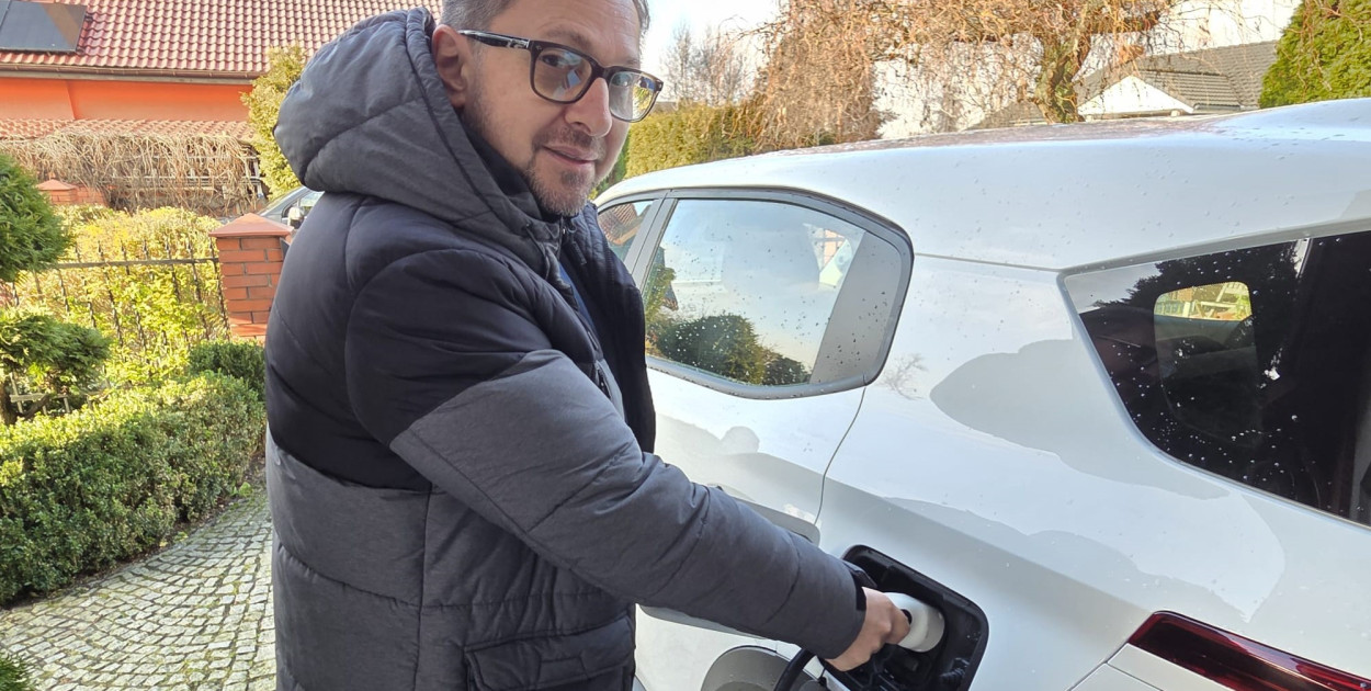 Marek Olejnik ładuje auto z gniazdka domowej fotowoltaiki