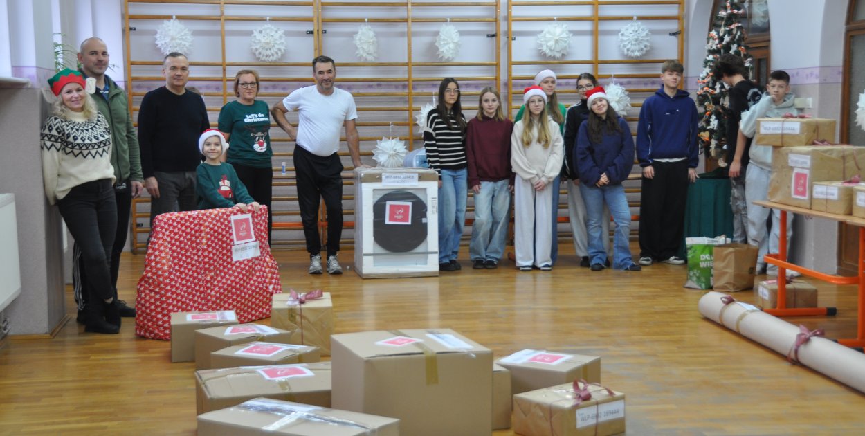 Klasa VIII C z SP4 pod opieką wychowawcy Jacka Mielcarka umili świąta małżeństwu z pięciorgiem dzieci