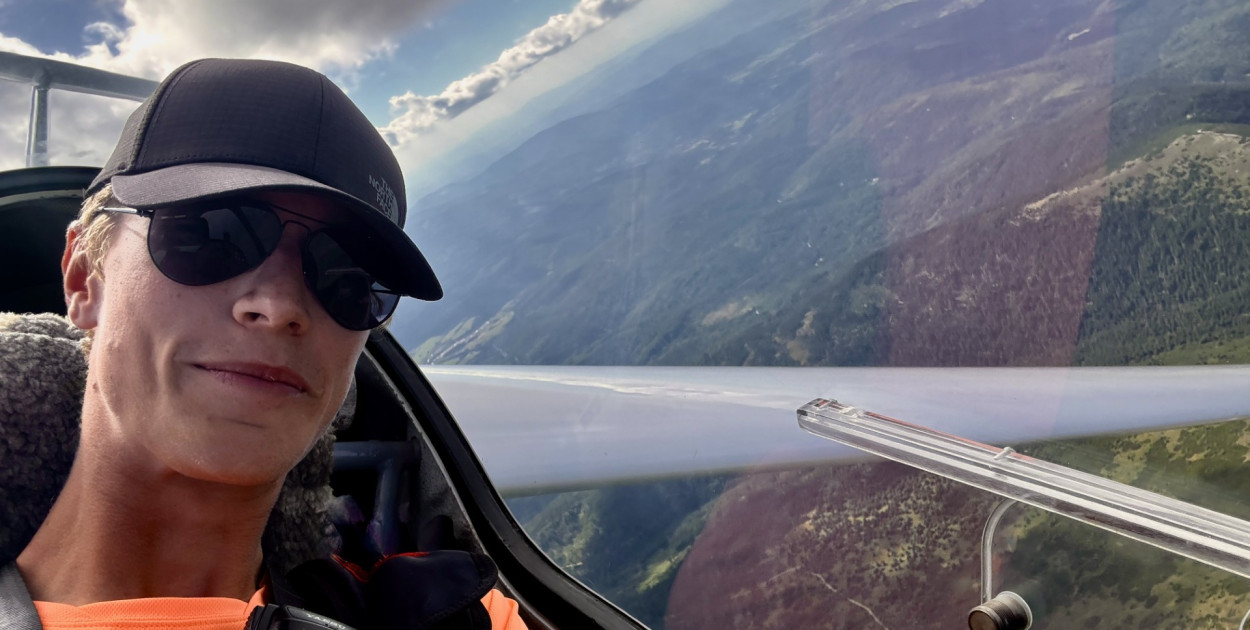 Artur w kabienie szybowca