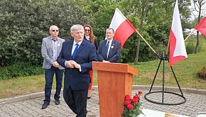 Jan Zych przemawia na otwarciu ul. Armii Krajowej 