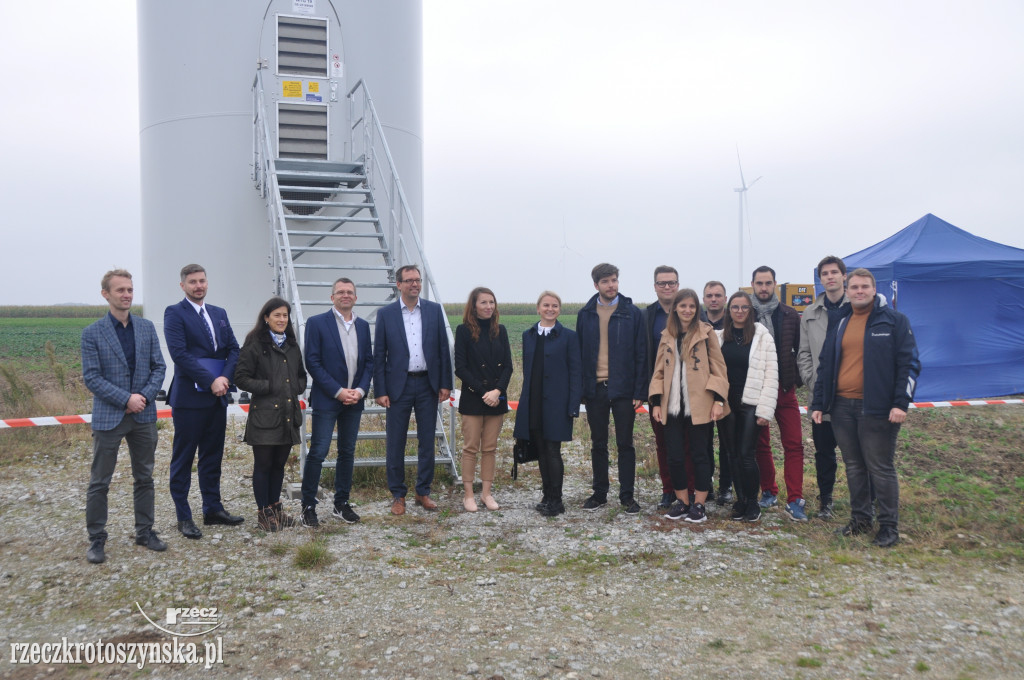 Pod jedną z turbin na oficjalnym otwarciu farmy wiatrowej w październiku 2021 r.