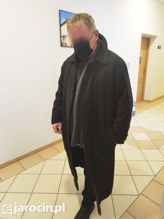 Ks. Jarosław G. przed wejściem na salę rozpraw