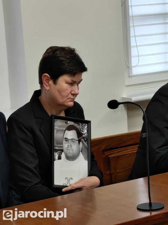 Mama nieżyjącego księdza na sali rozpraw trzymała zdjęcie syna